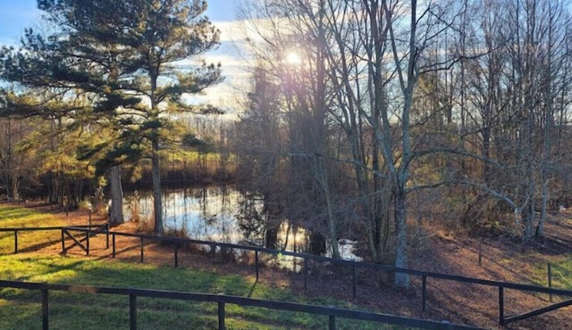 Small Bunkhouse on Horse Farm with Pond!