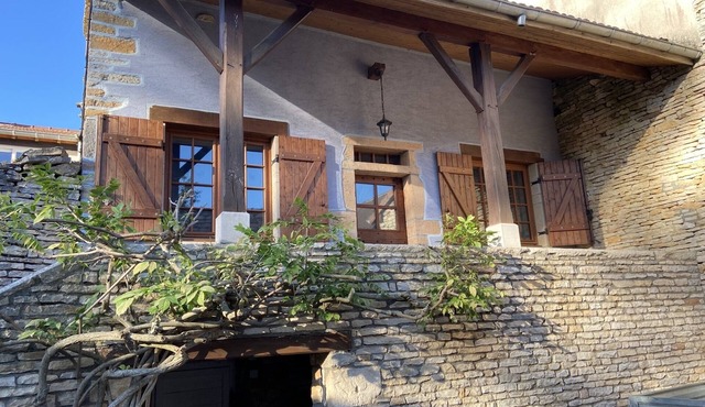 Small Burgundy stone house, private courtyard, close fromCluny, Taizé, Cormatin.