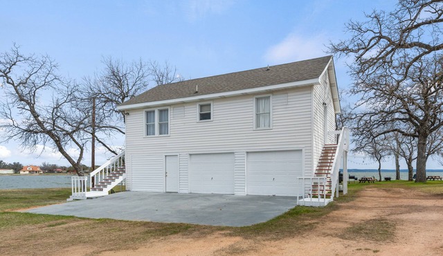 Small but cozy apartment style lakefront home on Buchanan Dam with great views!