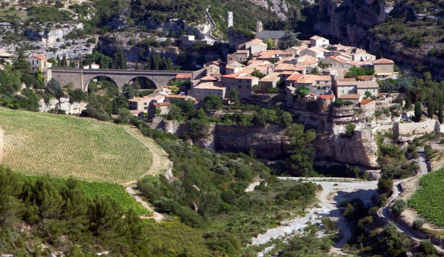 Small cottage with privat terrace and stunning views on the Minervois hills