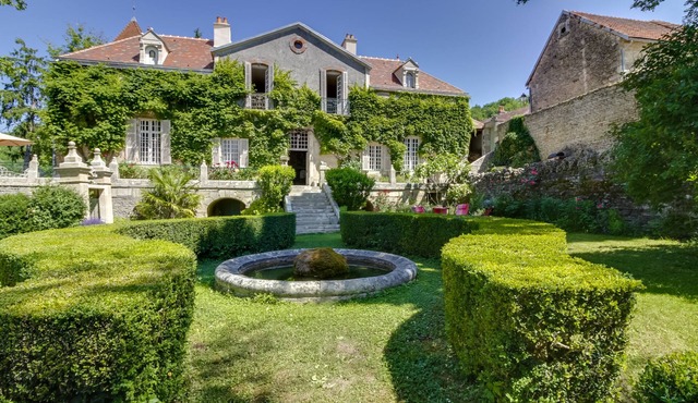 Small castle in the heart of Burgundy, swimming pool, panoramic view