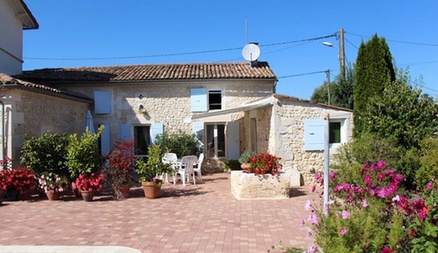Small Charentaise house with garden. Calm and relaxation guaranteed