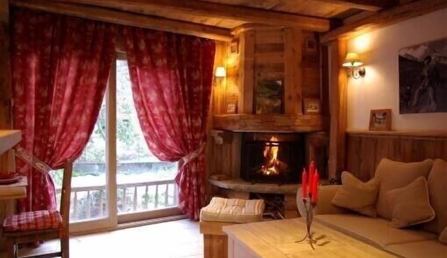Small charming chalet in old wood mountain atmosphere and warm guaranteed