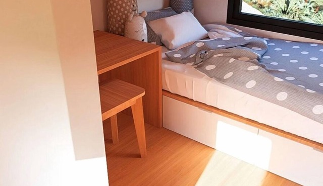 Small, clean, 1-bedroom house. 2 blocks from Theda Care Medical Center.