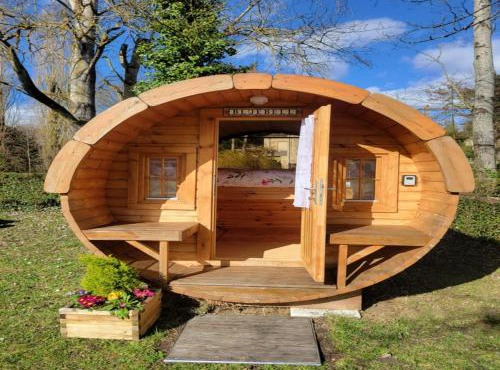 Small cosy Bluebell cabin in the French countryside
