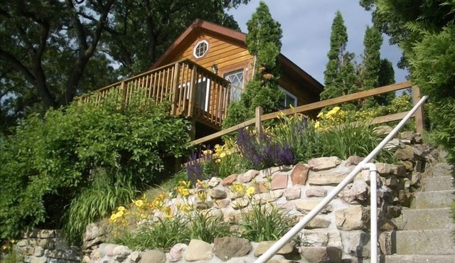 Small Cottage. Huge Lake Views!