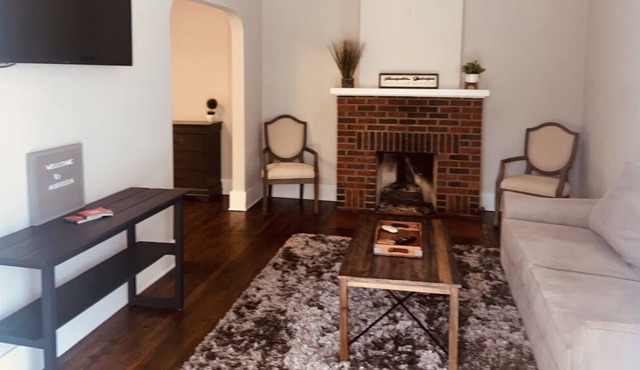 Small Cottage, walking distance to the course. Minutes from downtown!