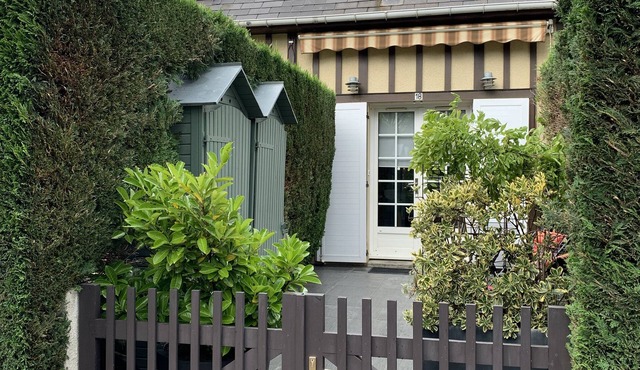 Small Cottage With Garden Terrace Near The Beach in Villers -Sur