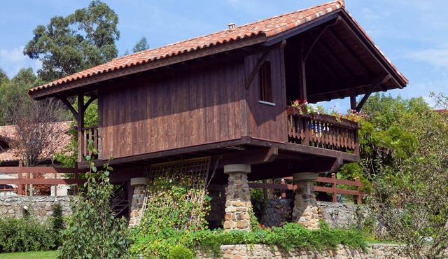 Small cottage with pool near the sea