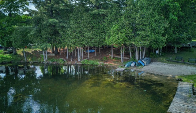 Small CottagennCharming 2-Bed Cottage: Your Lakeside Oasis for 4!