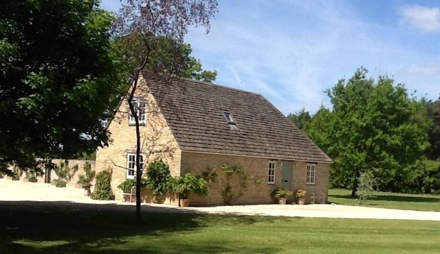 Small country Cottage in 4 acres of Parkland. Towels and Linen Provided.