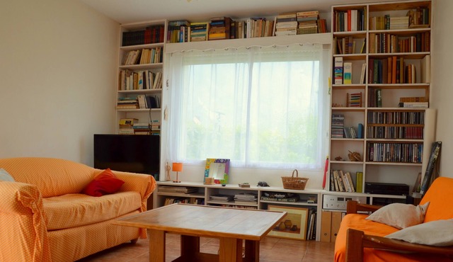 Small, cozy and colorful holiday home on a garden 8 km from the beaches