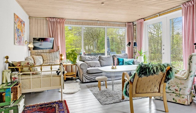 Small, cozy and well-equipped cottage on a large natural plot.