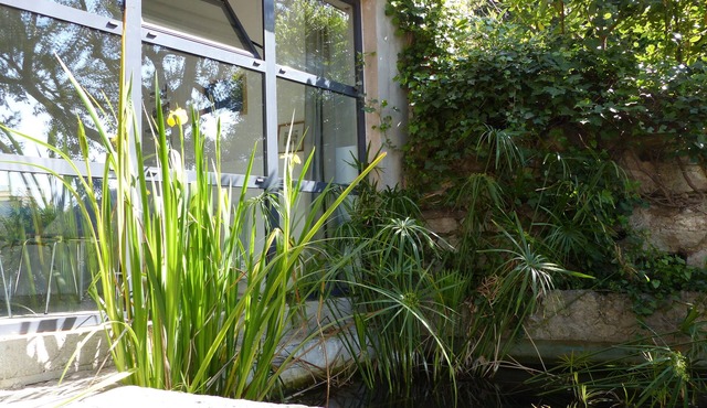 Small detached house in a residential area of marseille