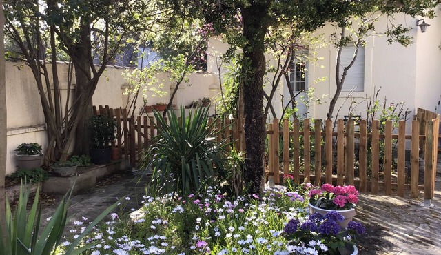 Small detached house with fenced garden area! All in comfort!