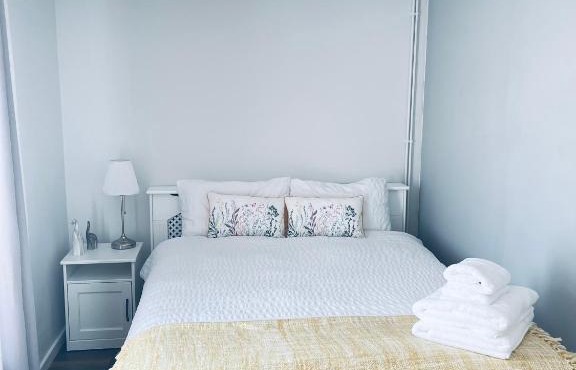 Small Doble, Shared House