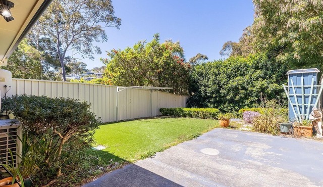 Small dog friendly 4-49 Bonito St - air con & Wi-Fi