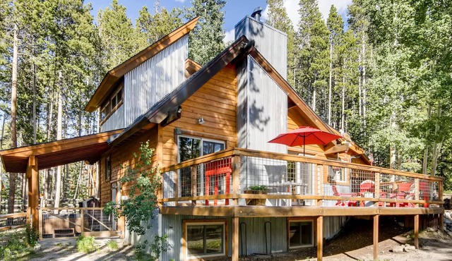 Small Dog friendly w/fenced yard, slope views, 5 min drive to town, and Hot Tub