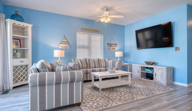 Small Dogs Allowed- Beach Block: Rooftop Deck & Private Balcony. Voted Top 10