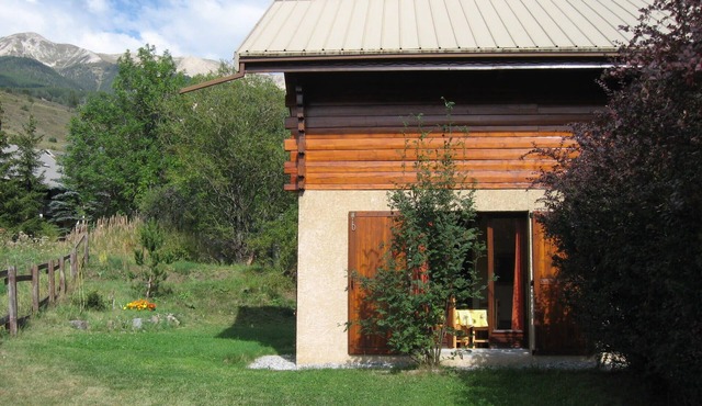 Small duplex chalet with garden in Saint-Chaffrey