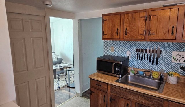 Small Eastwood 1 bedroom apartment with WiFi, parking, and AC on the 3rd floor