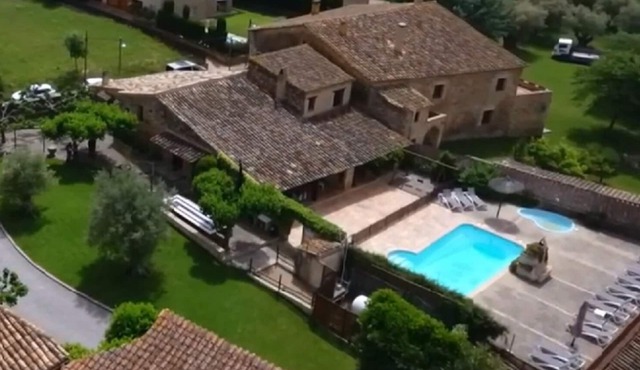 Small Cottage 15 people, communal pool, barbecue, Costa Brava at 17 km