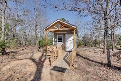 Small Family Getaway in Mena with Trails On-Site!