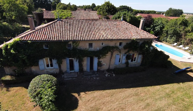 Small farm, capacity of 14 people, private swimming pool, near Futuroscope.