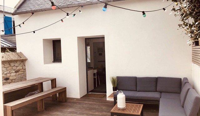 Small fisherman's cottage with terrace on the seafront