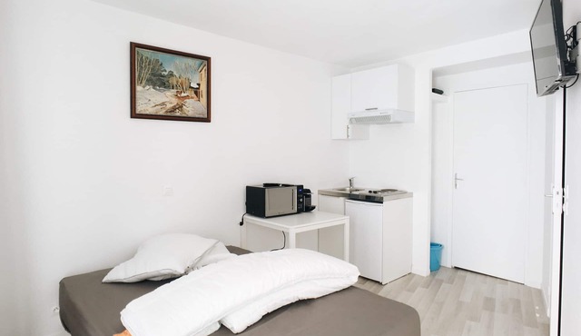 Small Flat - Close to Convention