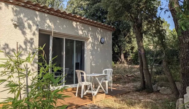 Small house with private garden near Uzès.