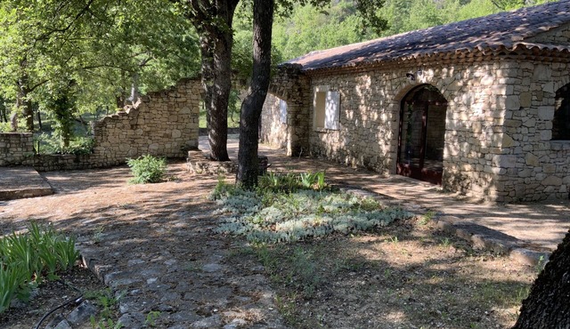 Small Provencal farmhouse with p terrace and close to tourist attractions