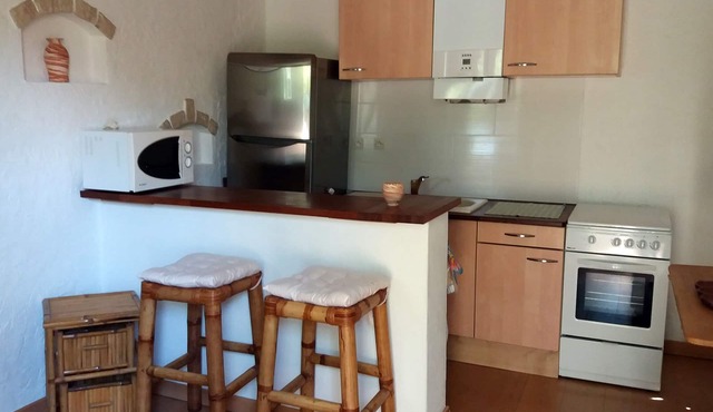 Small furnished apartment 800m from the beach