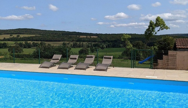 Small gîte for 2 with pool in peaceful Burgundy