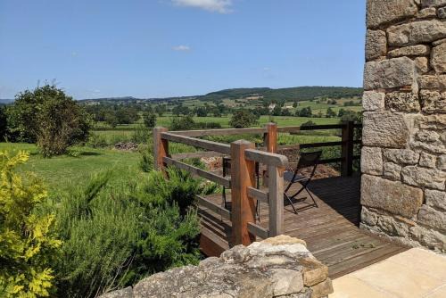 Small gîte for 2 with pool in peaceful Burgundy
