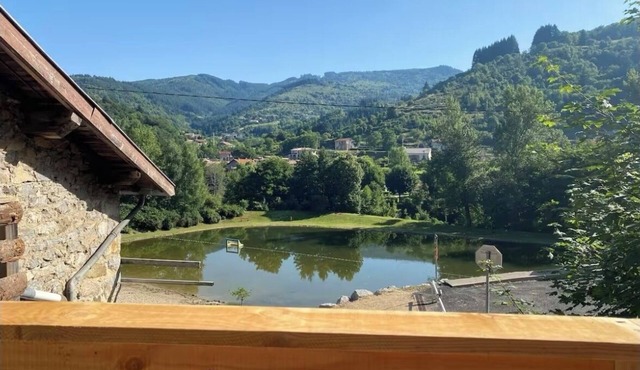 Small haven of peace facing the lake and adjoining forest