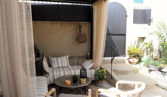 Small holiday home with courtyard, Bellegarde