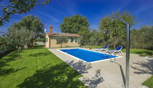 Small holiday home with pool in untouched nature near Poreč
