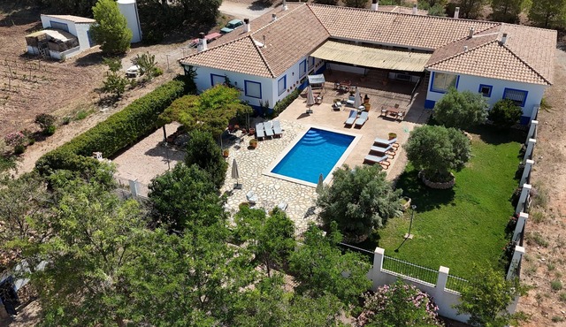 Small hotel among vineyards with swimming pool and fireplace, pet friendly