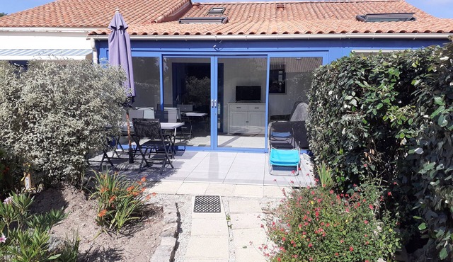 Small house, 300 m from the beach, sleeps 7, swimming pool in the residence