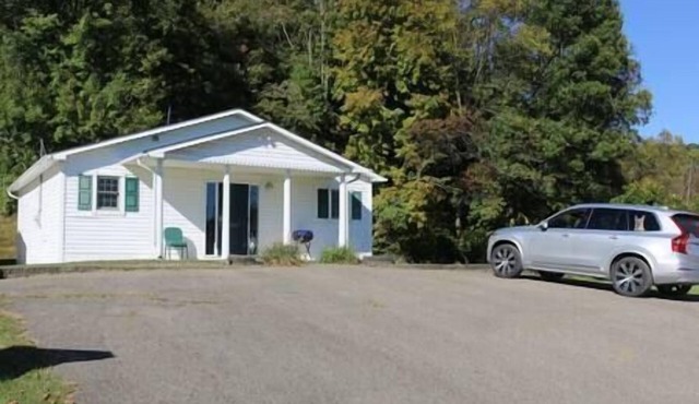 Small House, 2 queen bedrooms, 1 bath, on route 33, Very Nice!