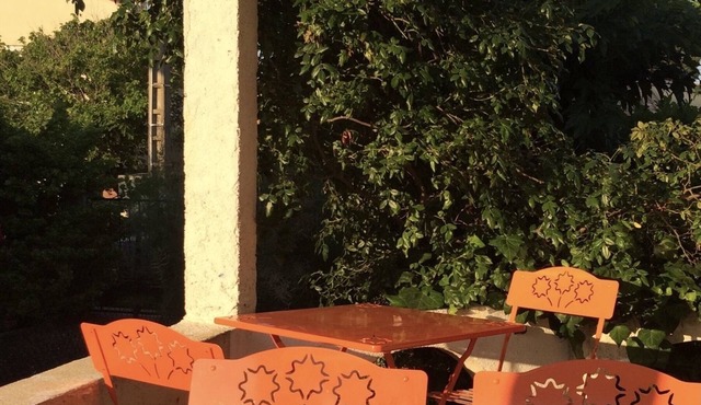 Small house, air conditioning and shaded garden, in a quiet area near the beach