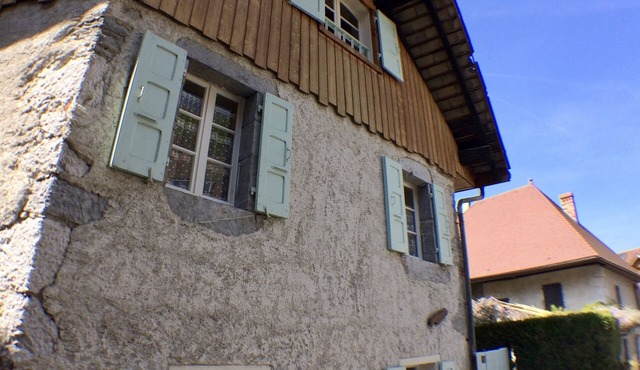 Small house and its garden in the center of the village of Duingt 200 meters from the lake