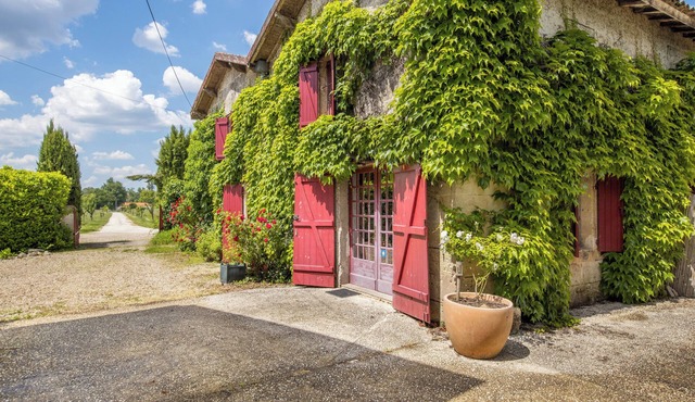 Small House "Bel En Rouge" with Shared Terrace, Shared Garden and Wi-Fi