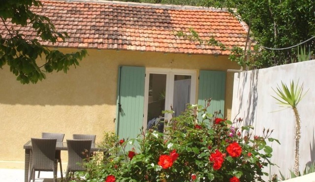 SMALL HOUSE BETWEEN SEA AND MOUNTAIN