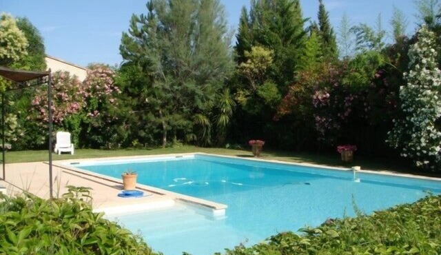 Small house by a private pool in a pleasant setting