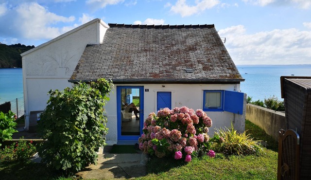 Small house facing the sea, exceptional view of the bay, like on a boat