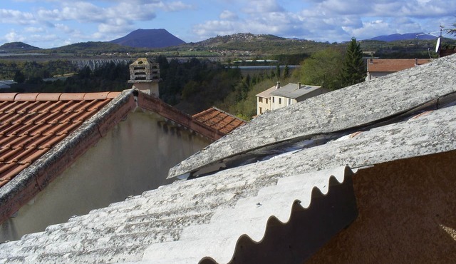 Small house in center of Theze, with supurb views of the Durance river valley,