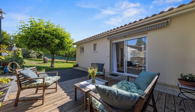 Small House in the Heart of the Vineyards – Comfortable and Eco-Friendly Getaway with Air Conditioning