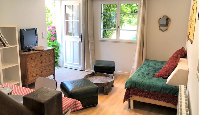 Small house in town center with large garden, quiet and comfortable, sleeps 2-4